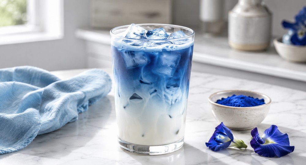 Blue matcha latte glacé healthy